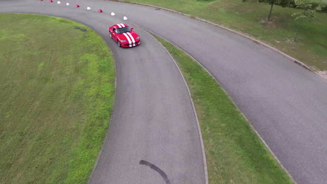 Coche-Dodge-Viper-Rojo-Con-Correas-Blancas-En-Un-Circuito-De-Carreras-Aéreo-Drone-Encima